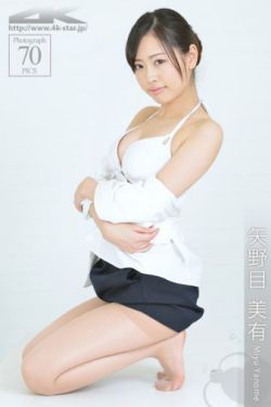 老头大口吸着她的胸乳