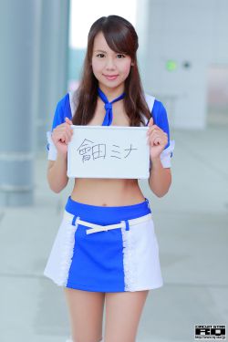 女子拉起裙子在马路旁大便